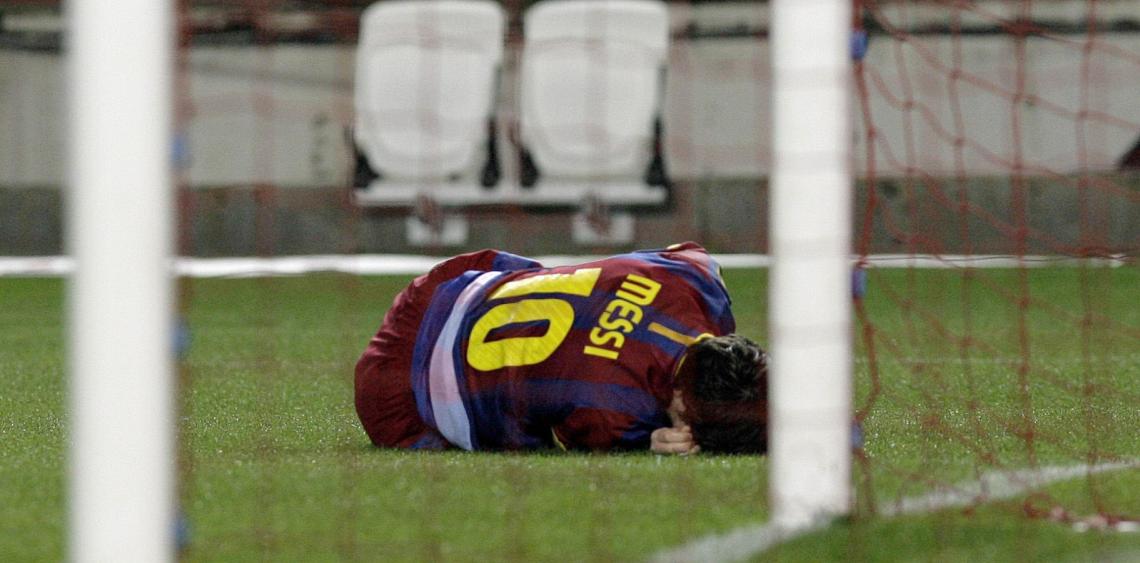 Imagen LA VUELTA AL MUNDO en dos meses. Messi recorrió doce países y jugó doce partidos, pero no pudo terminar ninguno. En el último, ante Atlético de Madrid por la Supercopa, se resintió de la lesión en la pierna izquierda. 