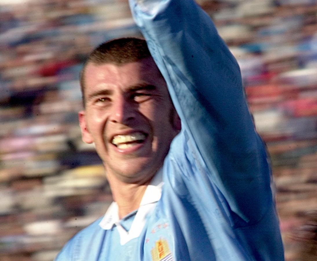 Imagen LA ALEGRIA pintada en el rostro, ahora sí con la Celeste de su país, festejando un gol en el Centenario. Se quedó con las ganas de un Mundial.