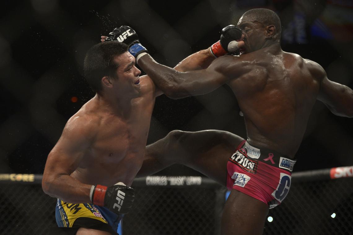 EL BRASILEÑO Lyoto Machida le sacude la cara a Phil Davis, pero, al final, perdió por puntos.