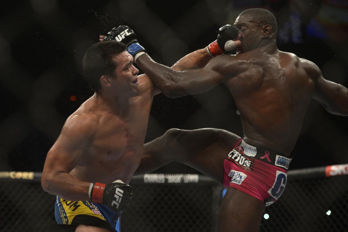 Imagen EL BRASILEÑO Lyoto Machida le sacude la cara a Phil Davis, pero, al final, perdió por puntos.