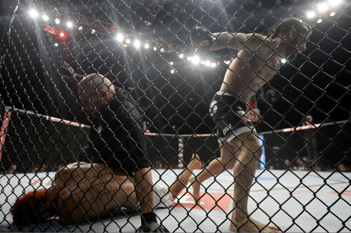 Imagen ENREJADOS. El brasileño John Lineker acaba de noquear a su compatriota José María.