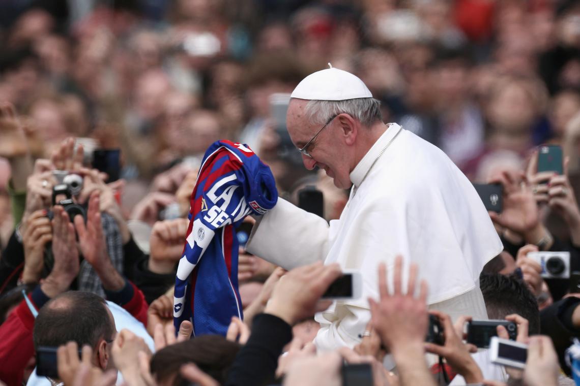 EL PAPA FRANCISCO no para de adorar a San Lorenzo. "Queremos asociar su imagen a la del club con fines benéficos" cuenta Lammens.
