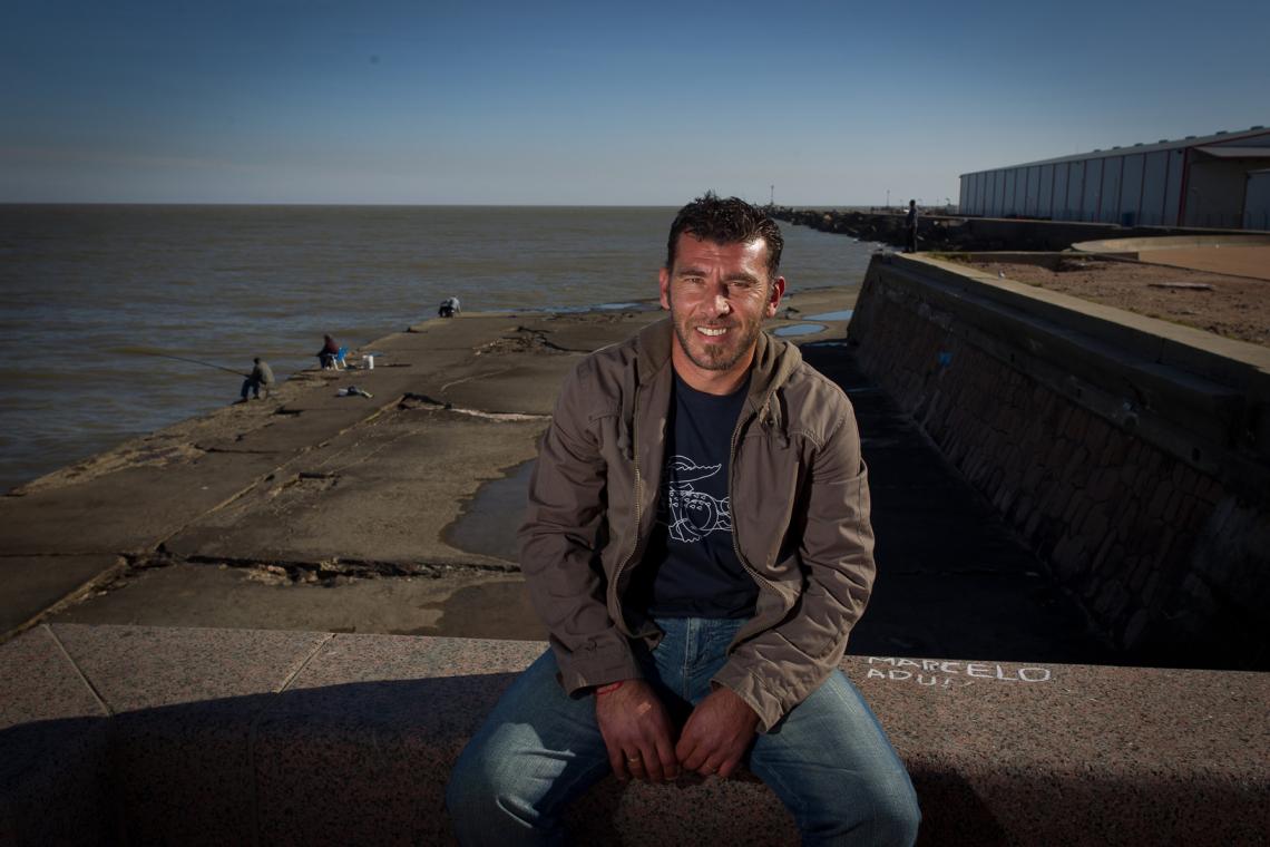 Imagen EN LA COSTANERA de Montevideo, de espalda a los pescadores. A Cedrés se lo ve más flaco que cuando jugaba, aunque él asegura que nunca se excedió con el peso, sino que tenía huesos grandes y patas anchas. Hoy sigue jugando a nivel amateur en un campeonato