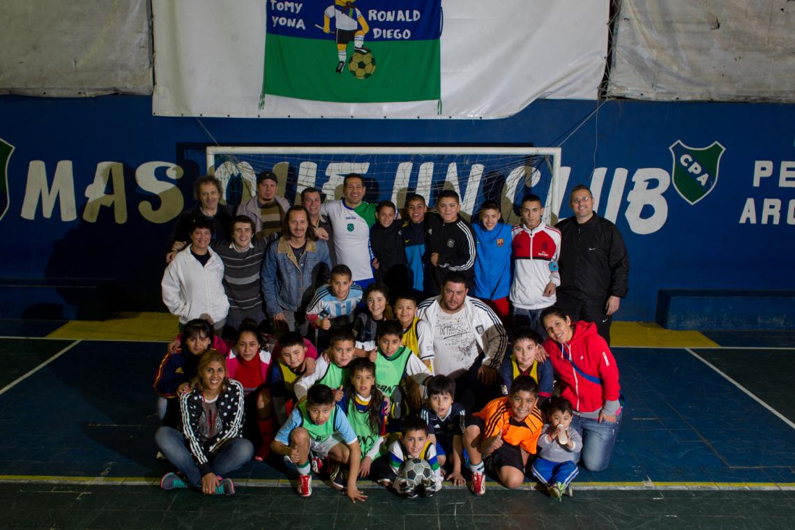 Imagen LA SONRISA PLENA del Chipi, con sus alumnos en Peñarol Argentino, cuyo lema, "Más que un club", remite al que se lee en el estadio del Barcelona.