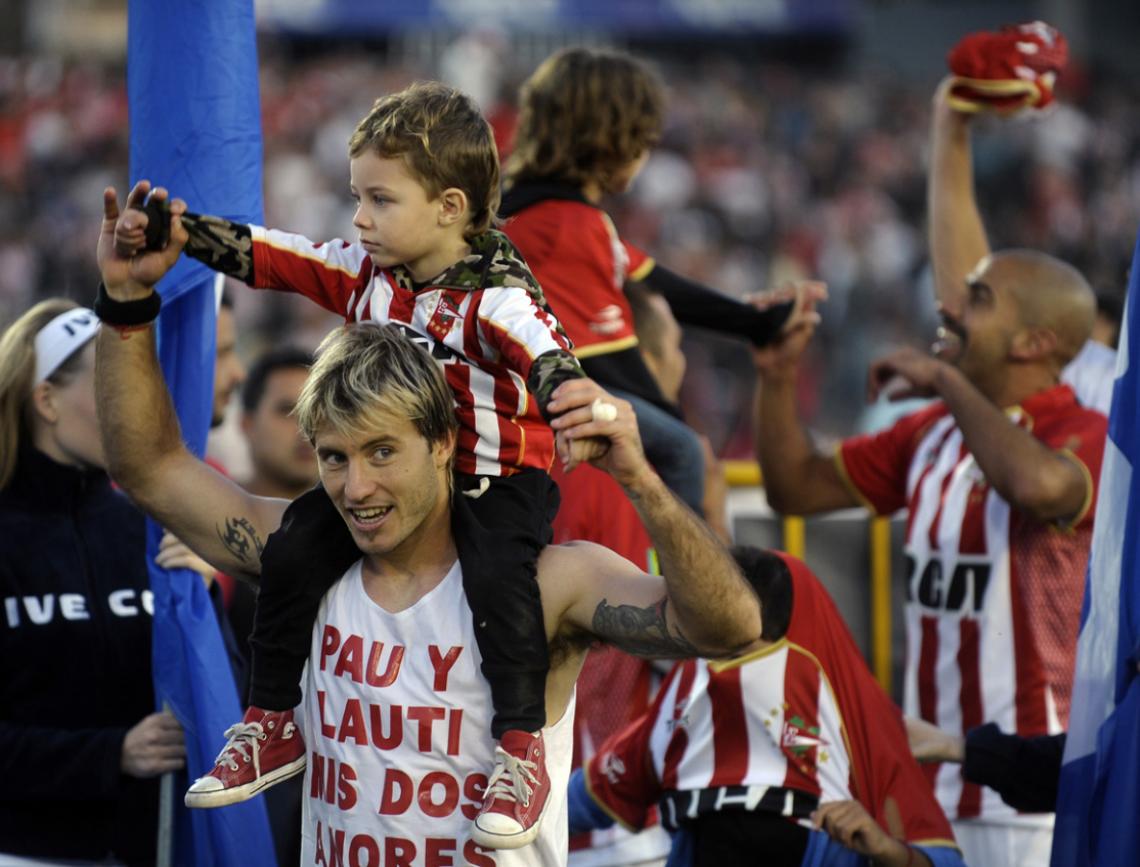 Imagen EN ESTUDIANTES cosechó dos títulos: la Libertadores 2009 y el Apertura del año siguiente. Como siempre, lo celebró con una dedicatoria para su familia.