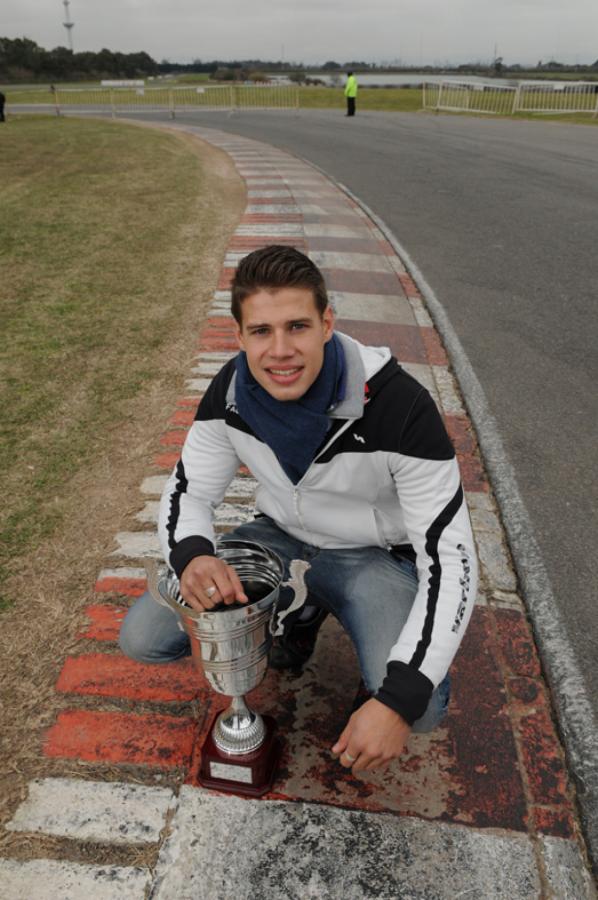 Imagen DE VISITA en el TC, Facundo trajo al Gálvez el trofeo que magistralmente ganó en la GP3 Series en Alemania.
