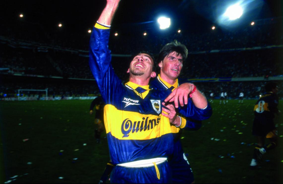 Imagen AL MES de pasar de River a Boca jugó el superclásico y metió un gol en el 3-2 (el del nucazo de Guerra, en la foto). Dedicado a Maradona.