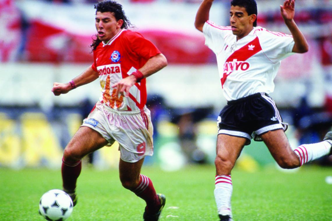 Imagen EN ARGENTINOS, partido que consagró a River campeón del Apertura 93. Lo sigue Fabián Albornoz.