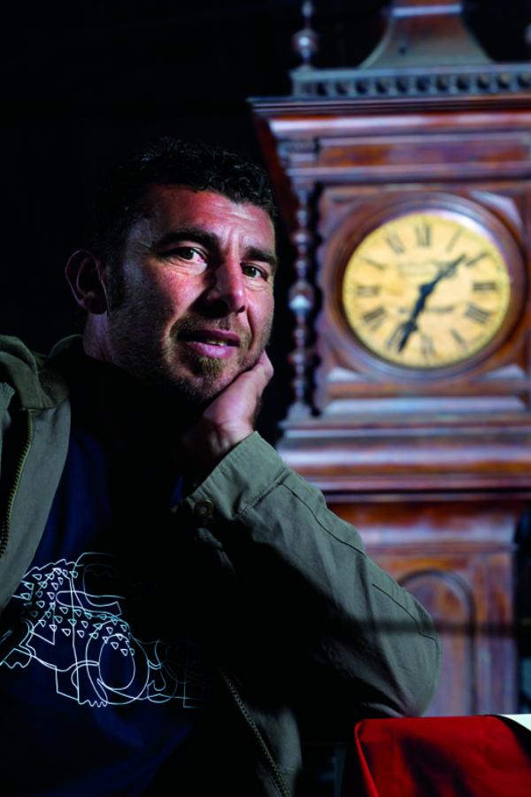Imagen EL TANQUE, hoy, a los 43 años, con un reloj antiguo de fondo, en el mercado del puerto de Montevideo. Vive en Maldonado donde tiene canchas de fútbol.