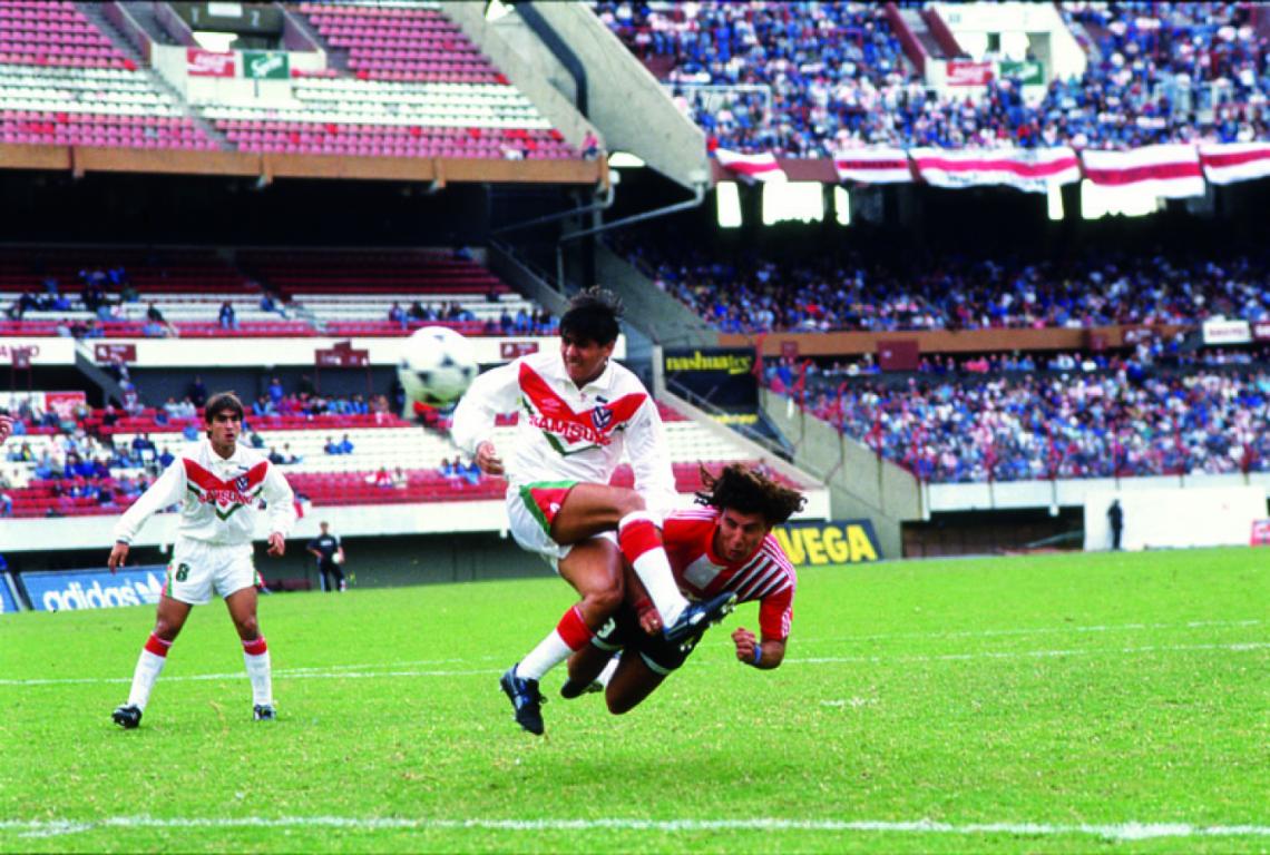 Imagen PRIMER GOL en River: frente a Vélez, ante la marca de Federico Domínguez y la mirada del Turco Husaín. Ganó dos títulos en el club.
