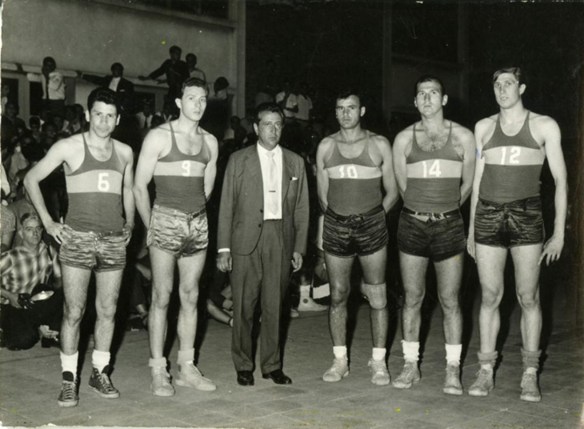 Imagen SUPER BOCA. Años 60. Jesús Díaz, Enrique Borda, el entrenador Abelardo Dasso, Bernardo Schime, Miguel Carrizo y Alberto De Simone.