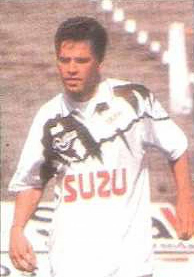 Imagen KUYUMCHOGLU, víctima de relatores y de comentaristas, conoció todas las variables posibles de su apellido. Debutó en River, y en Primera pasó por Estudiantes, Lanús y Platense. 