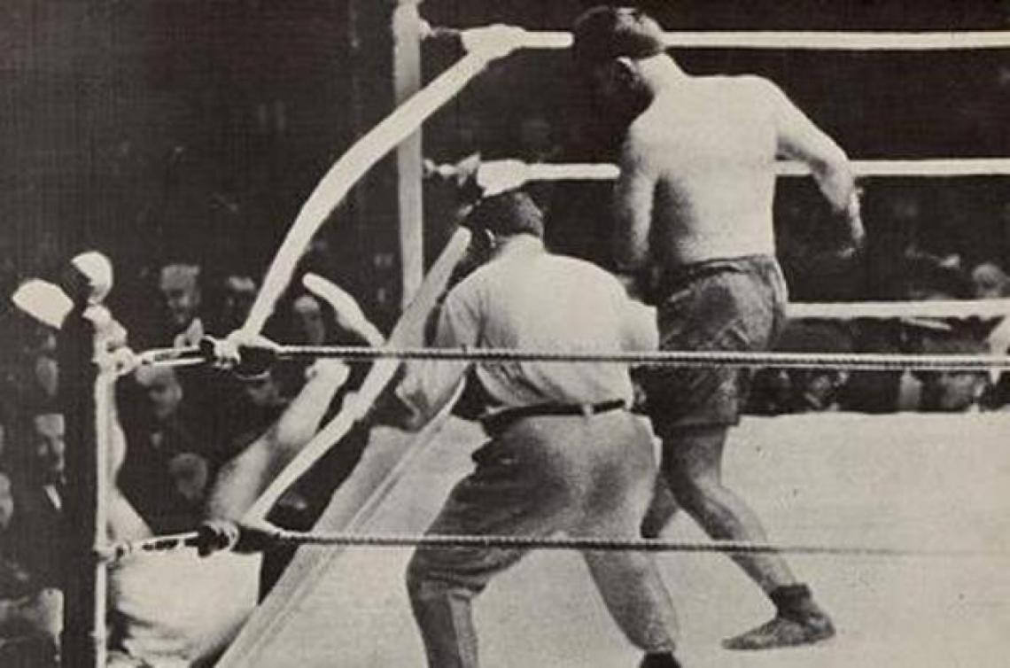 Imagen Firpo tiró a Dempsey del ring