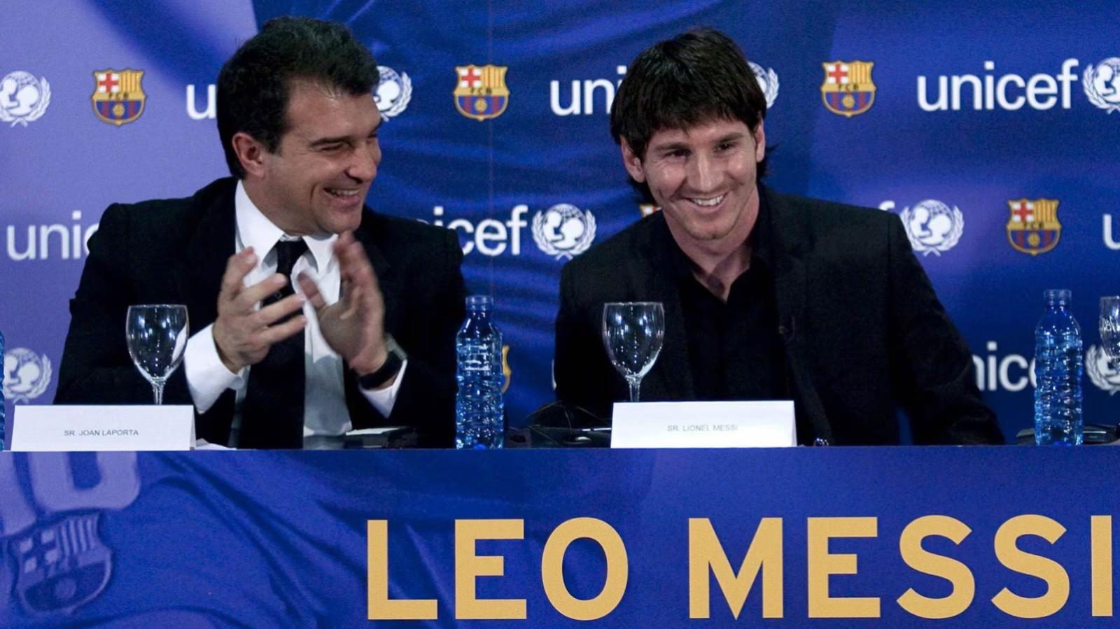Imagen Laporta y Messi sonriendo. Pareciera ser una foto de otra vida. Hoy la relación continúa tensa.