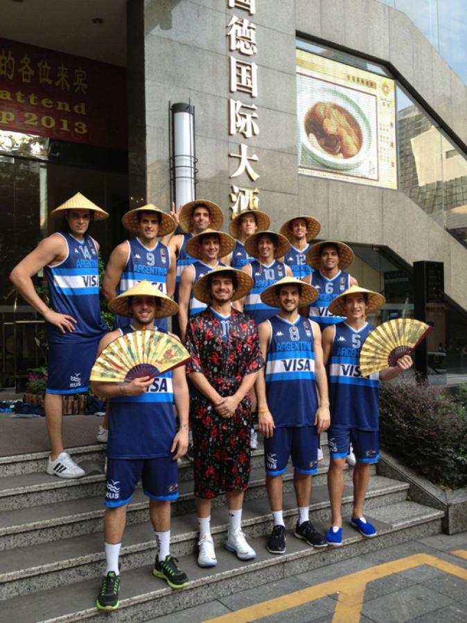 Imagen CHINITOS. Disfrazados a la usanza local, los campeones de Guangzhou. Son los ganadores de la novena Copa Stankovic. 