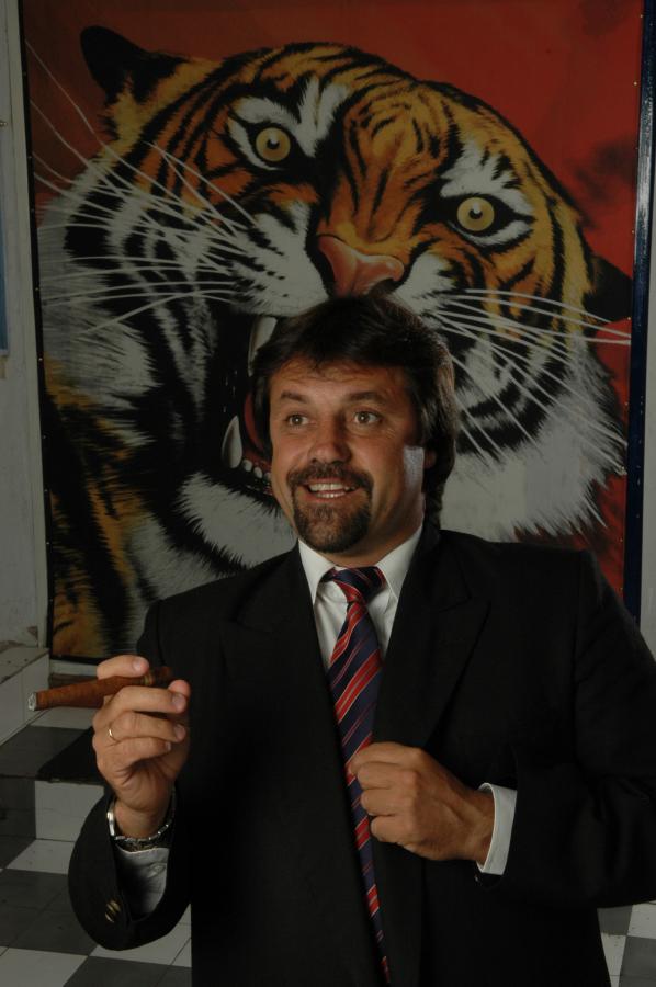 Imagen PRODUCCION con habano y felino, en el ascenso de Tigre al Nacional B, su mejor equipo de estos 20 años, según el propio Caruso.