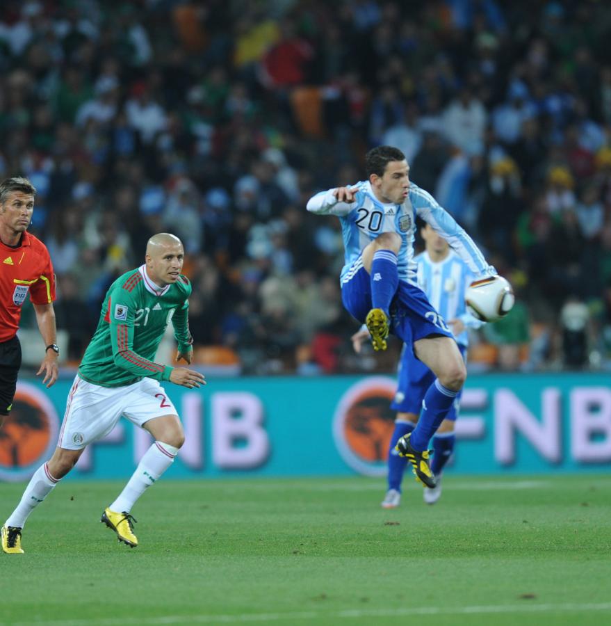 Imagen CONTRA MEXICO, en 2010, también en cuartos. Pasó Argentina, pero no hubo golazo de Maxi. La toca, ante la mirada del Bofo Bautista.