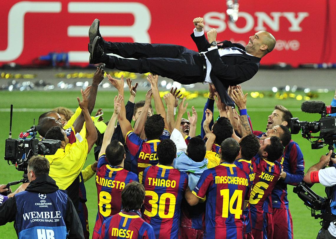 Imagen GUARDIOLA en andas de sus jugadores, al ganar la segunda Champions en Wembley.