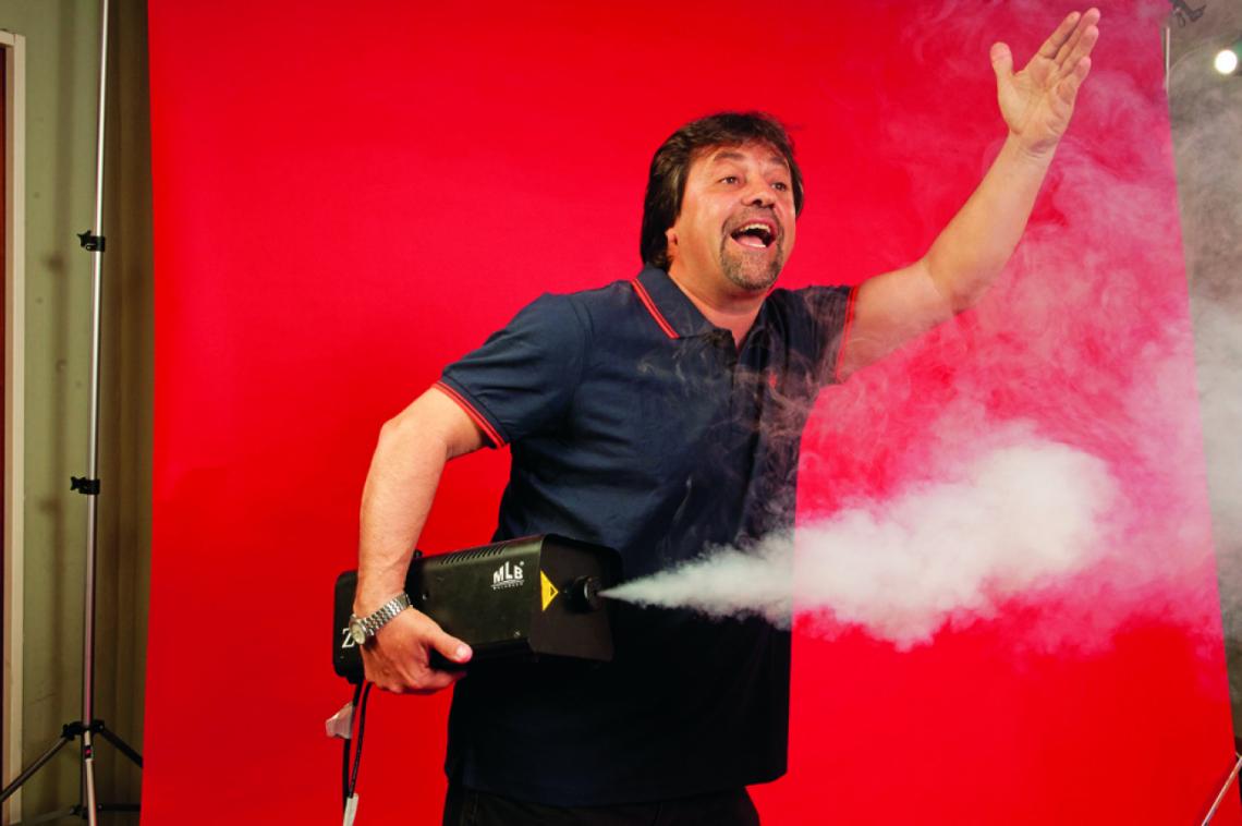 VIO LA MAQUINA y se prendió con ganas para las fotos. El mote se lo puso Sergio Massa, un día que lo invitó a comer asado a su casa.