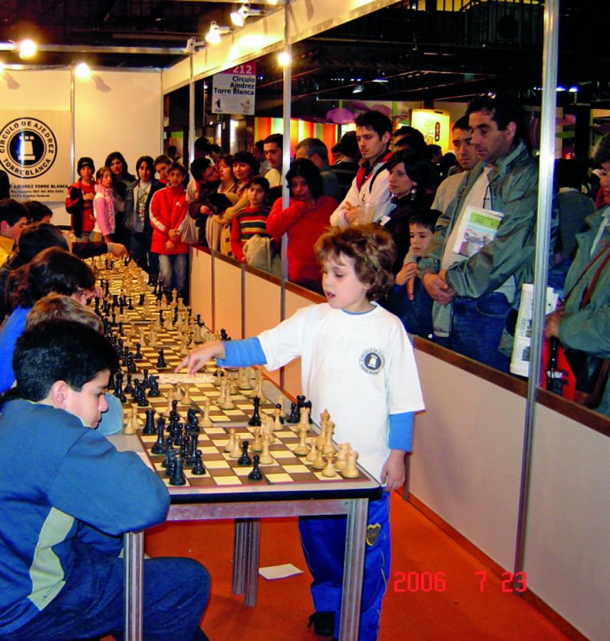 Imagen SIMULTANEAS 2006. A los 7 años en el Círculo de Ajedrez Torre Blanca. En San Luis, cuando tenía 9, llegó a derrotar a 30 desafiantes en partidas de este tipo.