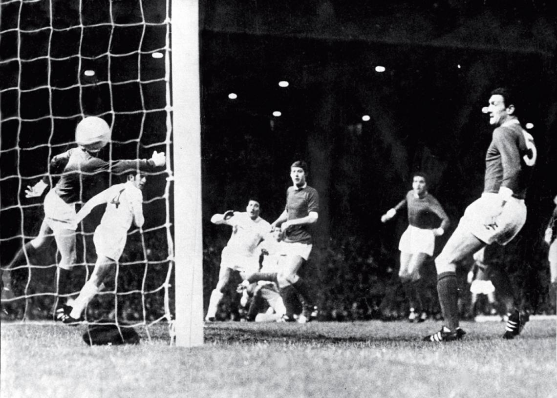 Imagen JUGADA DE LABORATORIO. Zubeldía conocía los errores defensivos del Manchester United, y los aprovechó para sacar ventaja. Verón cabeceó al gol a los siete minutos del primer tiempo. Estudiantes fue campeón del mundo con el sello de su entrenador.