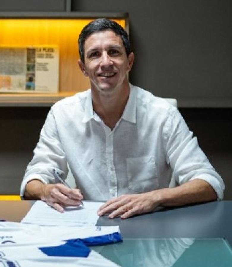 Imagen Nacho Fernández firmó en Gimnasia