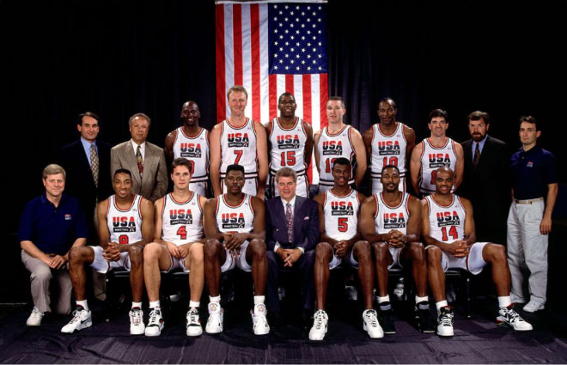 Imagen DREAM TEAM. Parados están Michael Jordan, Larry Bird, Magic Johnson, Chris Mullin, Clyde Drexler y John Stockton. Sentados se ubican Scottie Pippen, Christian Laettner, Patrick Ewing, Chuck Daly (entrenador), David Robinson, Karl Malone y Charles Barkley.