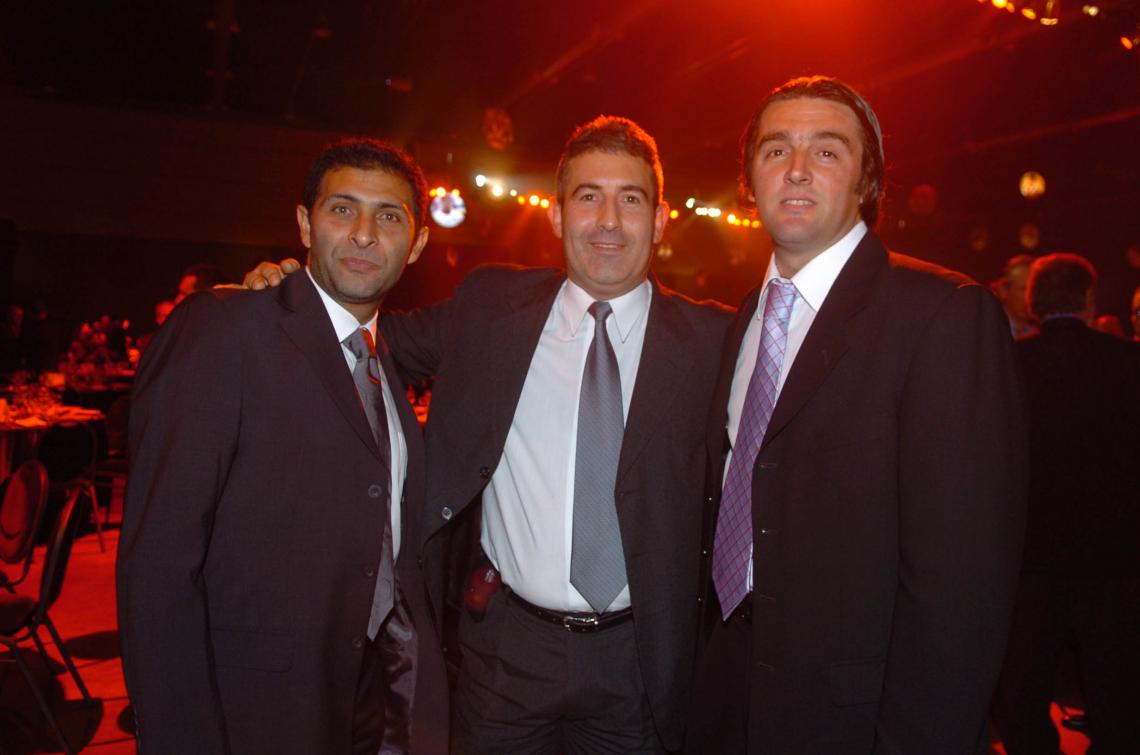 Imagen EN LA FIESTA por los 20 años de Torneos y Competencias, posando con dos rivales con los que se sacó chispas en la media cancha: Leonardo Astrada y Sergio Berti, de River.