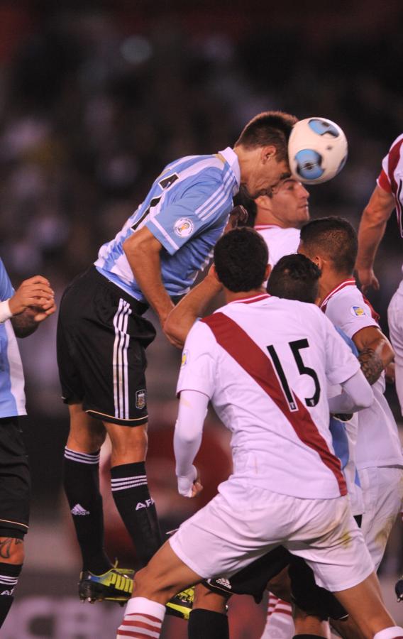 Imagen GANO DE ARRIBA y metió este cabezazo que derivó en el gol de Lavezzi, el primero para el 3-1 de Argentina ante Perú por Eliminatorias.