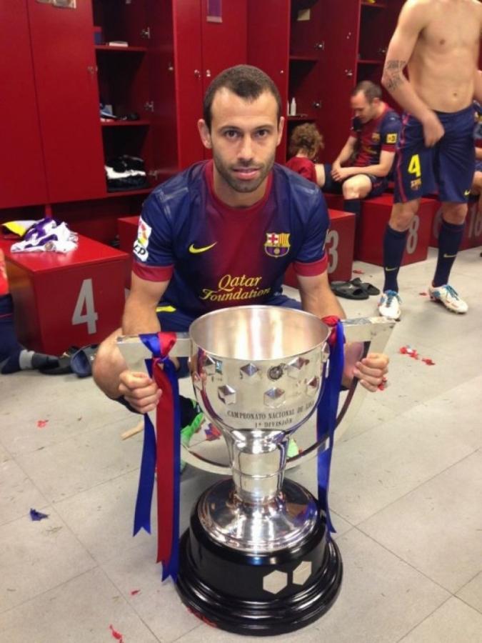 Imagen OBTUVO nueve títulos con el Barcelona, incluyendo una Champions League y un Mundial de Clubes. En la foto posa con el trofeo por la Liga ganada este año.
