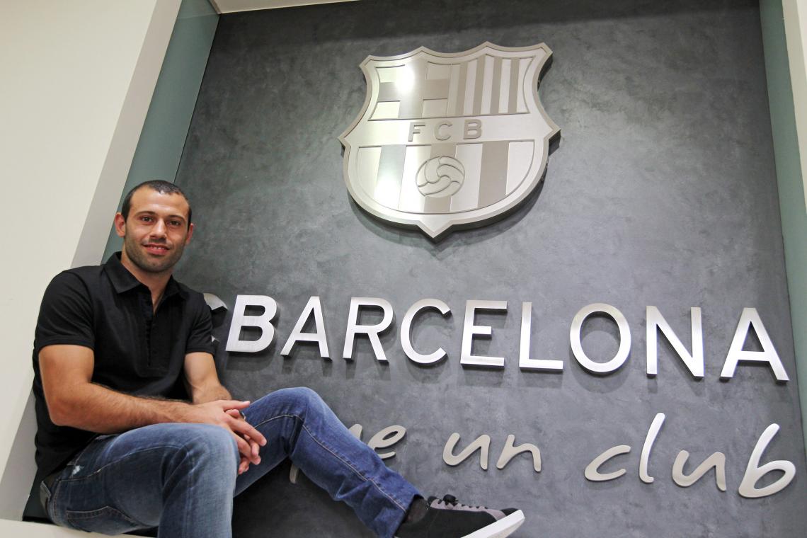 Imagen CON EL ESCUDO y el eslogan "más que un club". Llegó en 2010 para ser suplente de Busquets y se consolidó como defensor central.