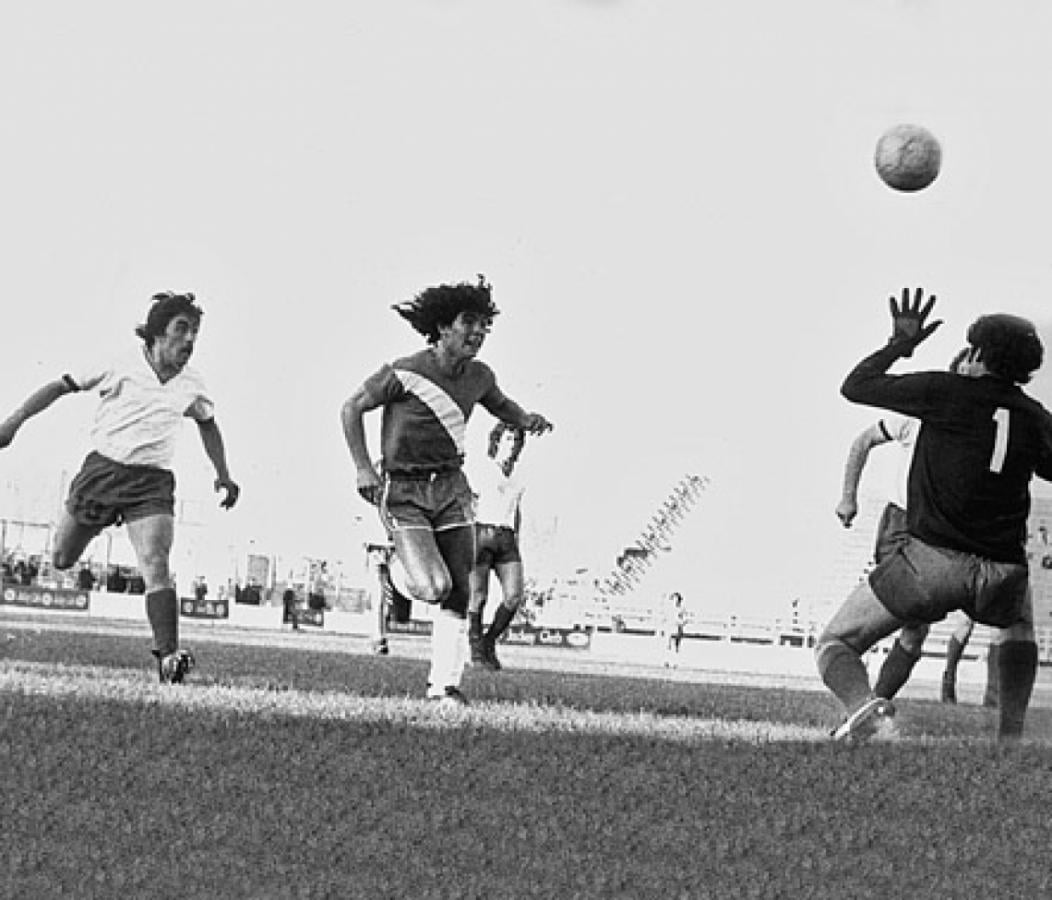 Imagen SIN GRABACIÓN. El primer gol oficial de Diego Maradona: para Argentinos, a San Lorenzo de Mar del Plata, en 1976.