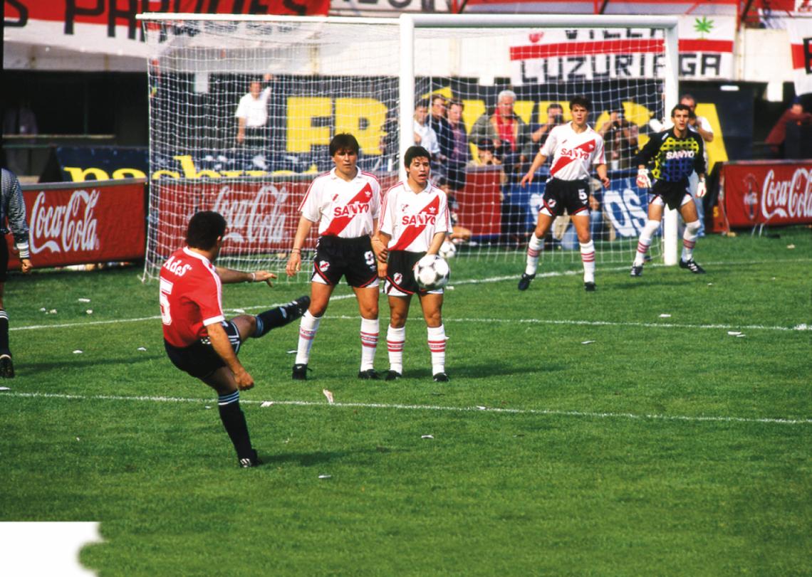UNA ESPECIALIDAD, los goles de tiro libre. Aquí le convierte a Sodero, en el Monumental.