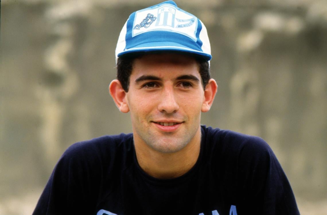 CARA DE NENE, con el gorrito de Racing, club del que es hincha por influencia de un tío, porque sus padres eran de Independiente.