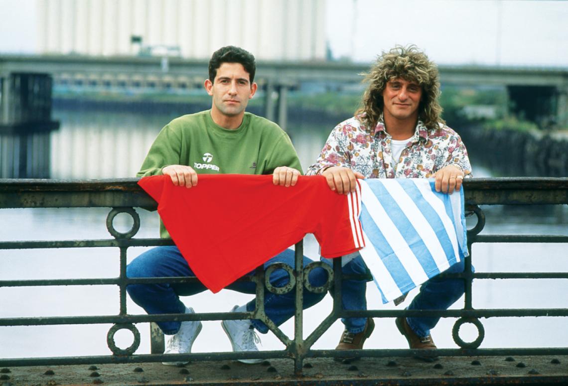 Imagen CRUZO DE VEREDA y siguió diciendo que era hincha de Racing. Aquí, producción previa a un clásico con el Turco García y el Riachuelo detrás.