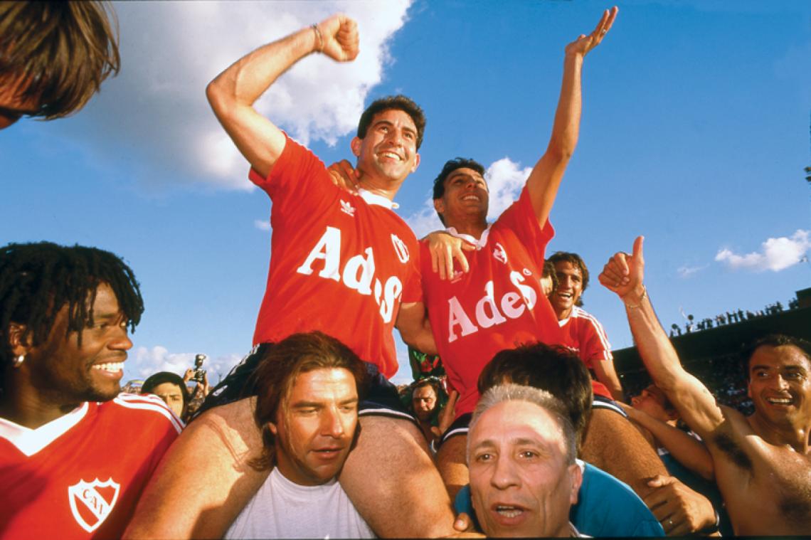 Imagen EN ANDAS junto a Gustavo López, con Usuriaga al lado, celebrando la conquista de la Supercopa 94, tras vencer al Boca de Menotti en la final. Era el título internacional que le faltaba al Rojo.