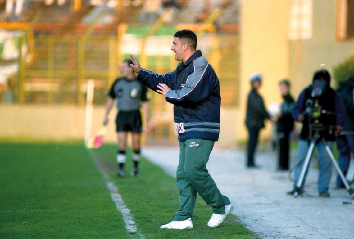 Imagen COMO ENTRENADOR tuvo una sola experiencia y fue suficiente: dirigió un mes a Ferro.