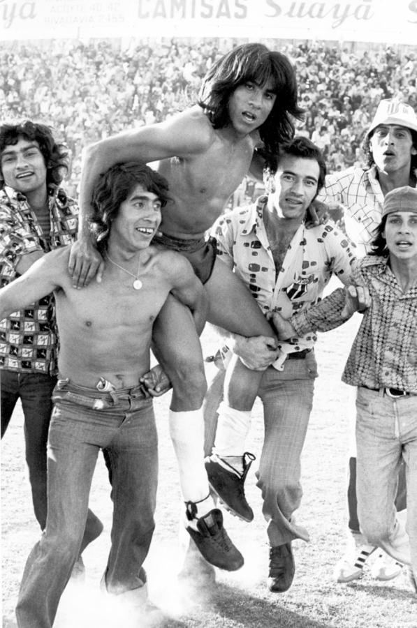 Imagen VUELTA olímpica en 1975, tras ganar el torneo de la Liga Cordobesa
