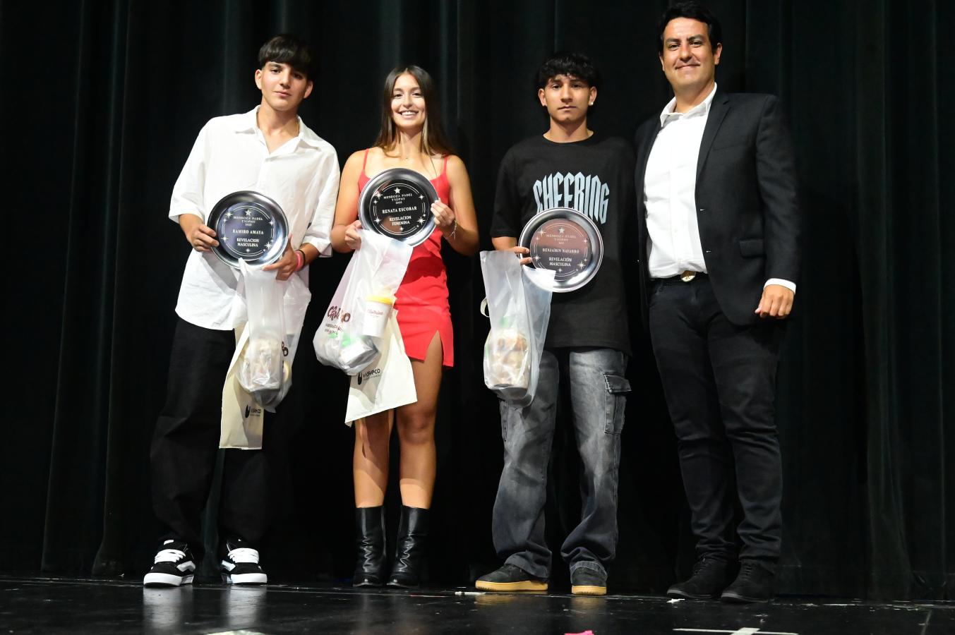 Imagen Santiago Brito le entregó el Premio Revelación a Renata Escobar, Ramiro Amaya y Benjamín Navarro.