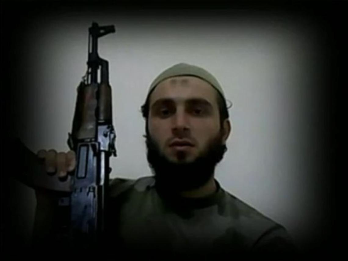 Imagen ÚLTIMA FOTO. Karan posa, desde la clandestinidad, con un Kalashnikov. Es la única imagen que se tiene de sus últimos días de vida.