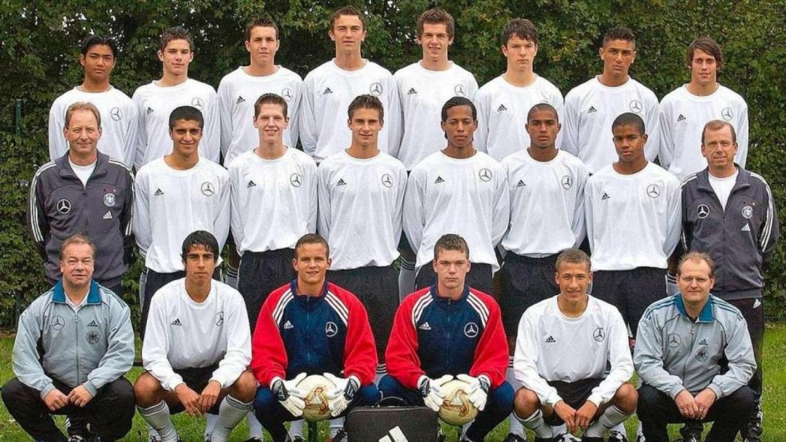 Imagen FUTURO TRUNCO. Burak Karan era apuntado como una de las grandes promesas de la selección alemana, pero abandonó el fútbol para defender el yihadismo. En la foto es el anteúltimo de la fila de arriba. 