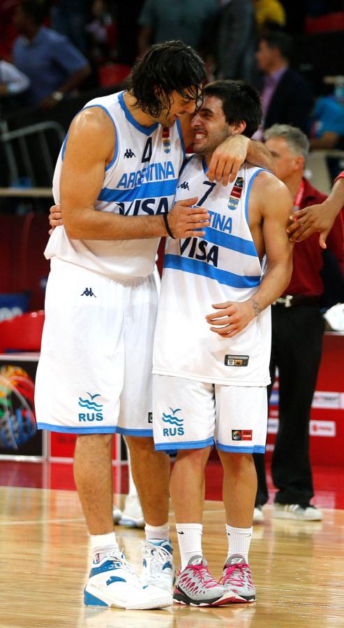 Imagen AFECTO. Prequeña sociedad. Luis Scola abraza a Campazzo con gesto paternal y agradecido.