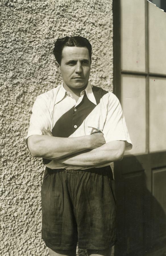 Imagen UN BERNABE ADOLESCENTE, con la camiseta de Jorge Newbery de Rufino.