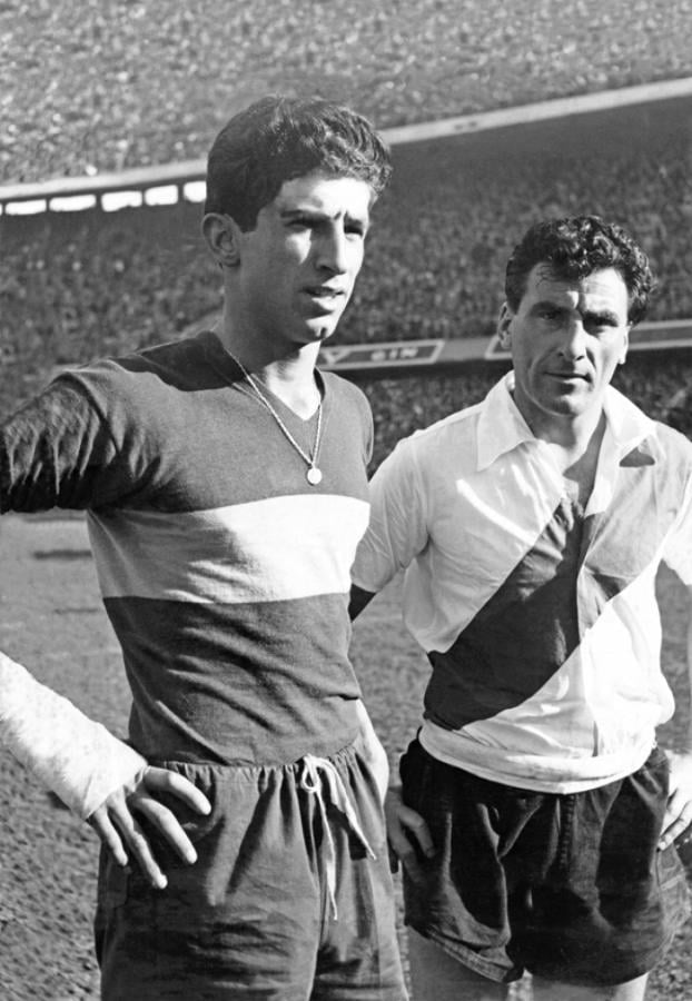 Imagen EL DEBUT, en 1956 contra River, con su ídolo, Pipo Rossi, y vendado por haberse caído arreglando un tuvo fluorescente.