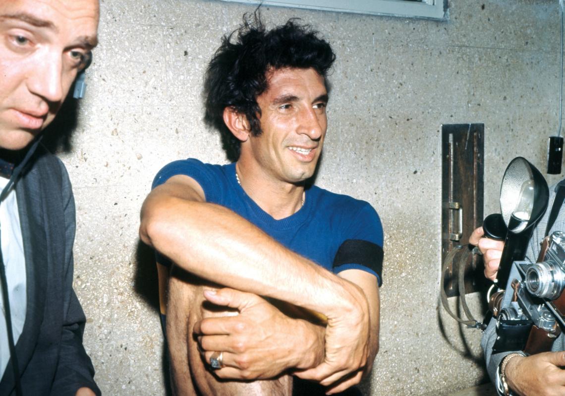 EN EL VESTUARIO, sonriente, capitán.