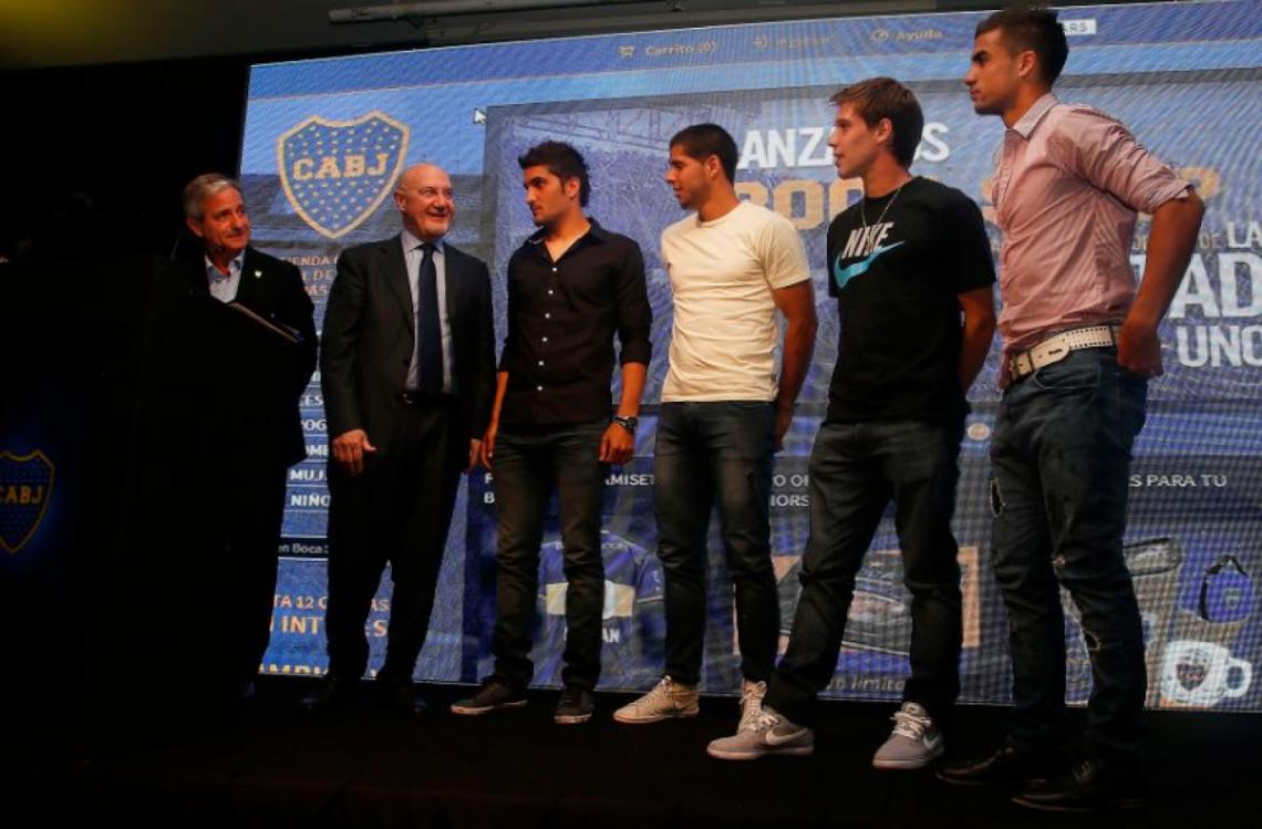 Imagen ESTRENO. Blandi, Insúa y Riaño, algunos de los jugadores de Boca que compraron en la tienda online del club durante la presentación de la nueva plataforma. 