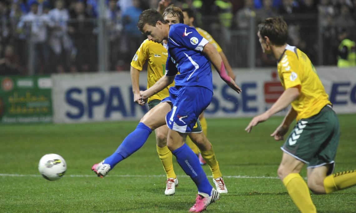 Imagen LA ESTRELLA. Dzeko convierte contra Lituania en un partido por las Eliminatorias de la UEFA. El goleador del Manchester City es la gran figura de Bosnia.