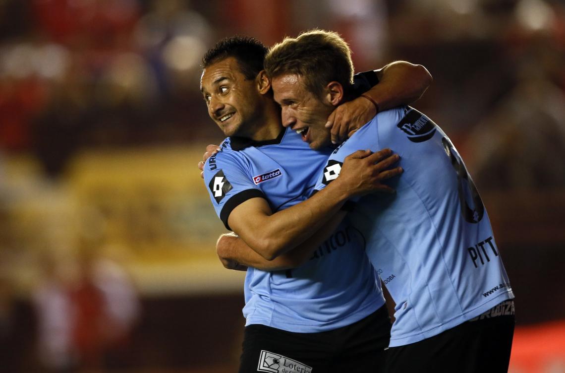 Imagen EL PICANTE se abraza con Lucas Pittinari. Fue después de anotar el gol que le dio a Belgrano el triunfo 1-0 contra Argentinos en el Inicial
