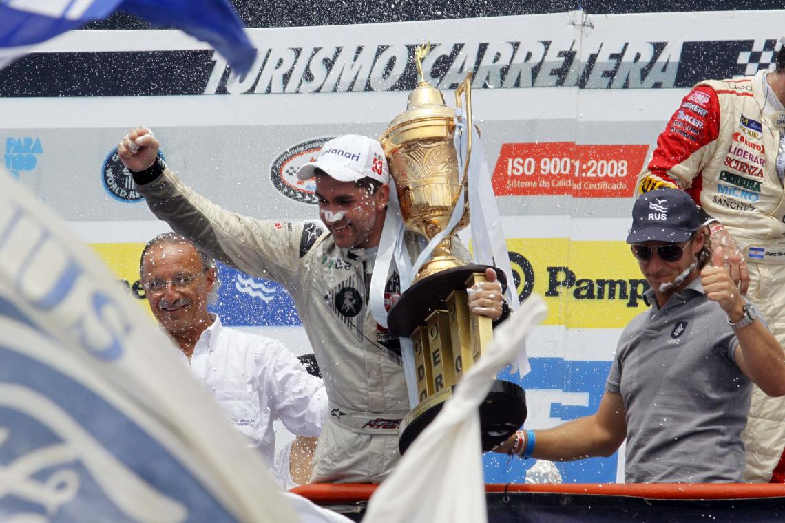 ABRAZADO a la Copa de Oro, Diego cumplió su sueño de campeón.