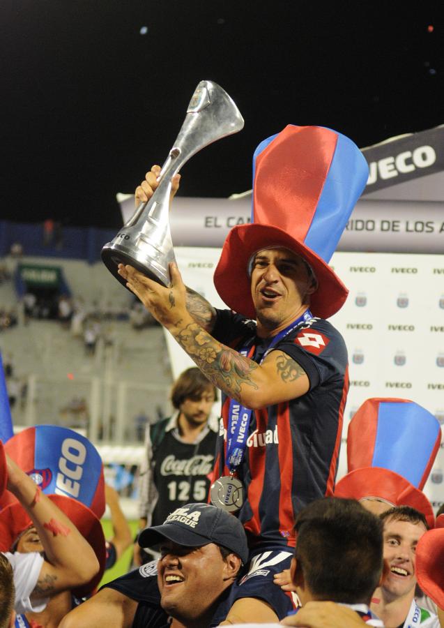 Imagen CAMPEON. Festeja su cuarto título en San Lorenzo: Torneo Inicial 2013. La fiesta se trasladó de Liniers a Boedo.